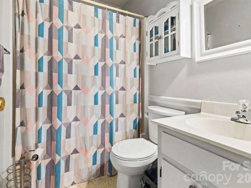 118 Yost Farm Road, Salisbury, NC 28146.  MLS# CAR4382965, YatesRealty ID 23591. House bathroom