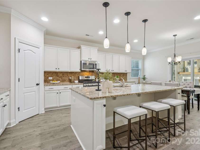 196 Hawks Creek Parkway, Fort Mill, SC 29708.  MLS# CAR4271545, YatesRealty ID 23591. Gourmet chef's kitchen with granite countertops, island providing additional seating and walk in pantry