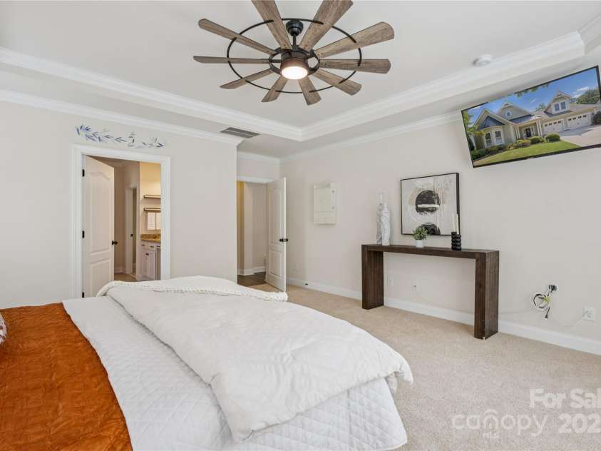 196 Hawks Creek Parkway, Fort Mill, SC 29708.  MLS# CAR4271545, YatesRealty ID 23591. Primary en suite on main floor