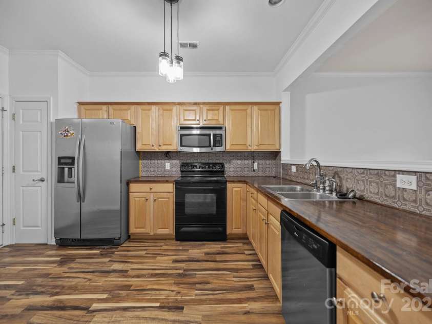10207 Garmoyle Street, Charlotte, NC 28277.  MLS# CAR4260352, YatesRealty ID 23594. 