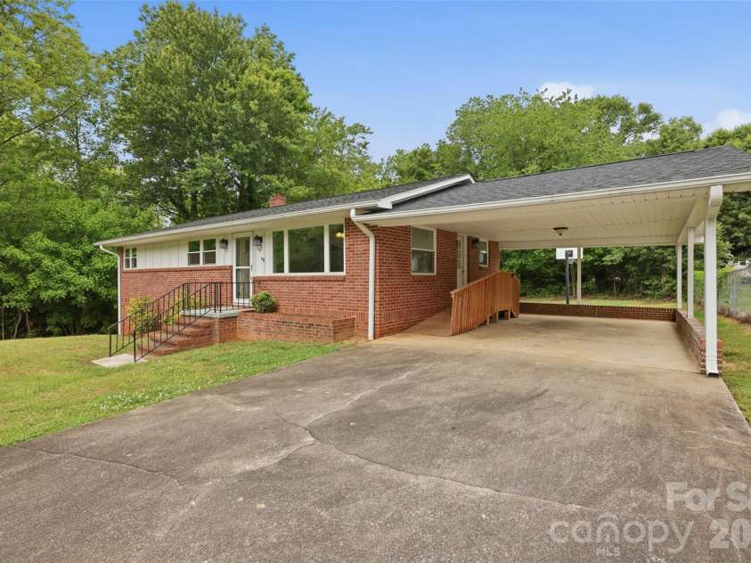 88 36th Street, Hickory, NC 28601.  MLS# CAR4373038, YatesRealty ID 23595. 