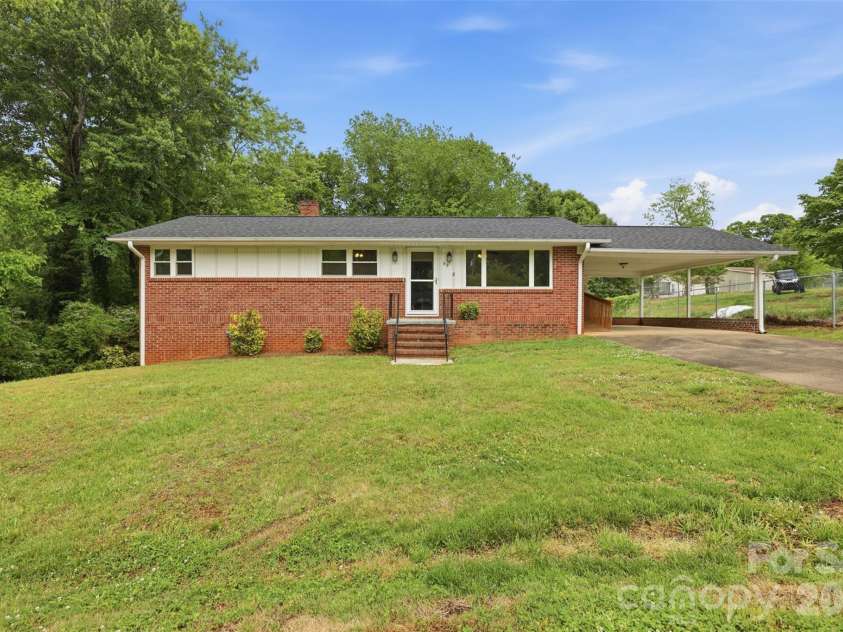 88 36th Street, Hickory, NC 28601.  MLS# CAR4373038, YatesRealty ID 23595. 