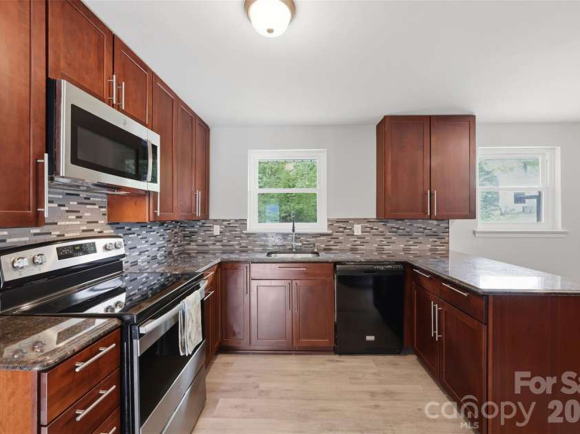 88 36th Street, Hickory, NC 28601.  MLS# CAR4373038, YatesRealty ID 23595. 