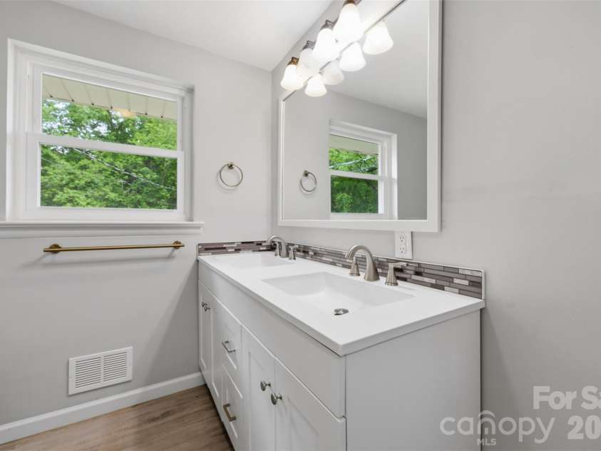88 36th Street, Hickory, NC 28601.  MLS# CAR4373038, YatesRealty ID 23595. 