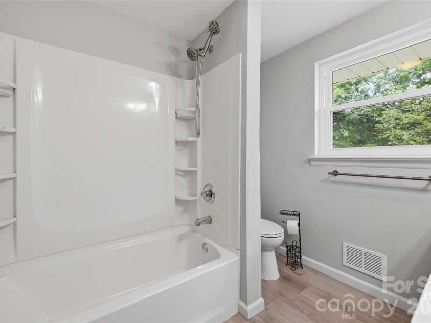 88 36th Street, Hickory, NC 28601.  MLS# CAR4373038, YatesRealty ID 23595. 