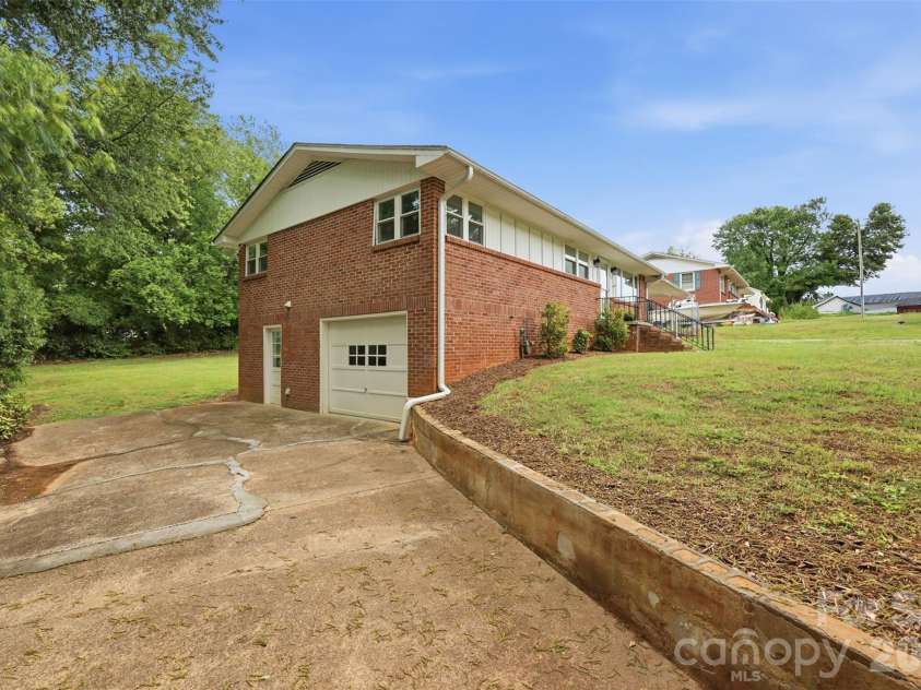 88 36th Street, Hickory, NC 28601.  MLS# CAR4373038, YatesRealty ID 23595. 