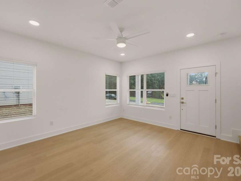 9222 Pinenoll Lane, Charlotte, NC 28215.  MLS# CAR4376758, YatesRealty ID 23596. 