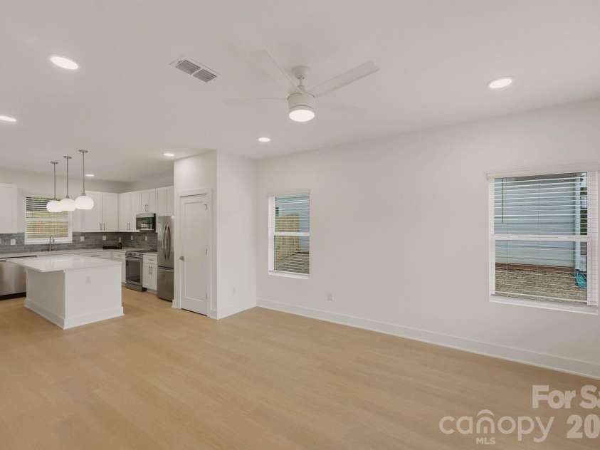 9222 Pinenoll Lane, Charlotte, NC 28215.  MLS# CAR4376758, YatesRealty ID 23596. 