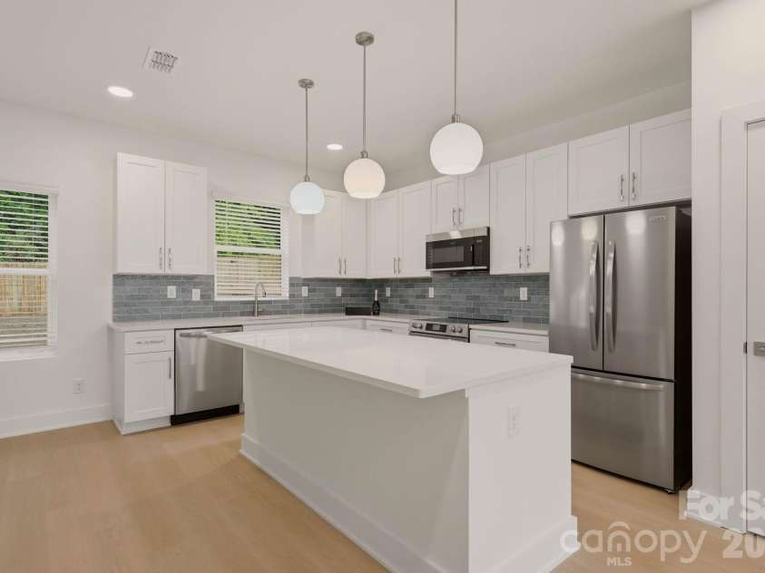 9222 Pinenoll Lane, Charlotte, NC 28215.  MLS# CAR4376758, YatesRealty ID 23596. 