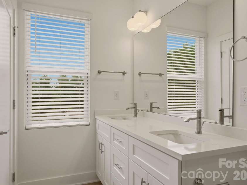 9222 Pinenoll Lane, Charlotte, NC 28215.  MLS# CAR4376758, YatesRealty ID 23596. 