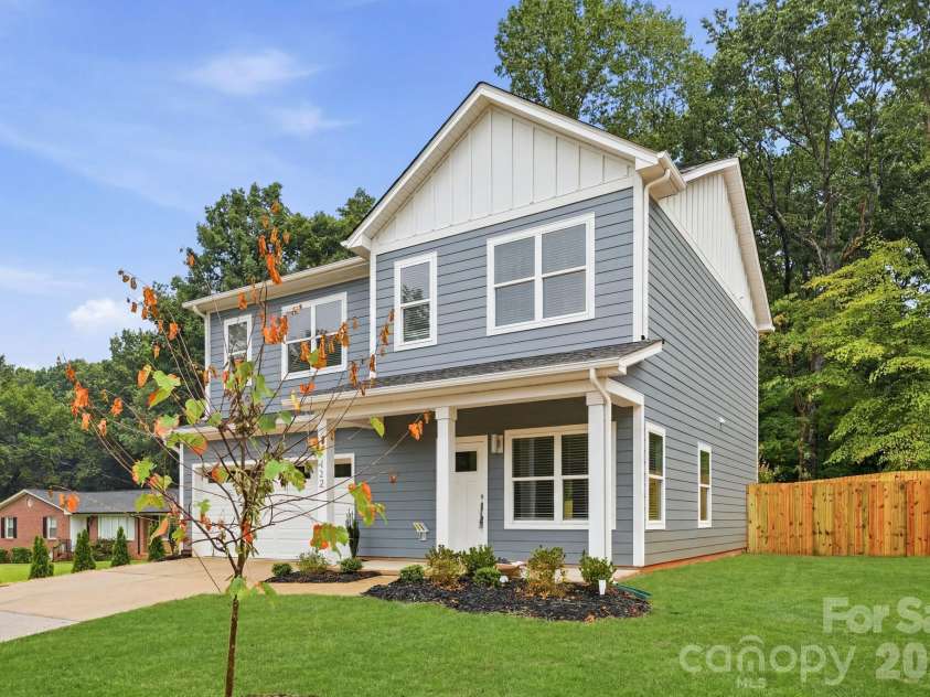 9222 Pinenoll Lane, Charlotte, NC 28215.  MLS# CAR4376758, YatesRealty ID 23596. 