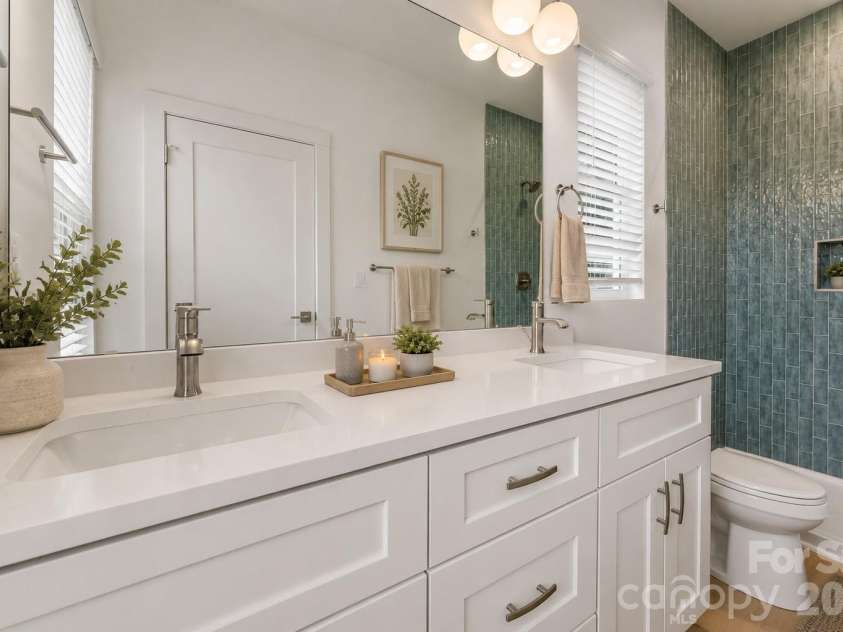 9222 Pinenoll Lane, Charlotte, NC 28215.  MLS# CAR4376758, YatesRealty ID 23596. 