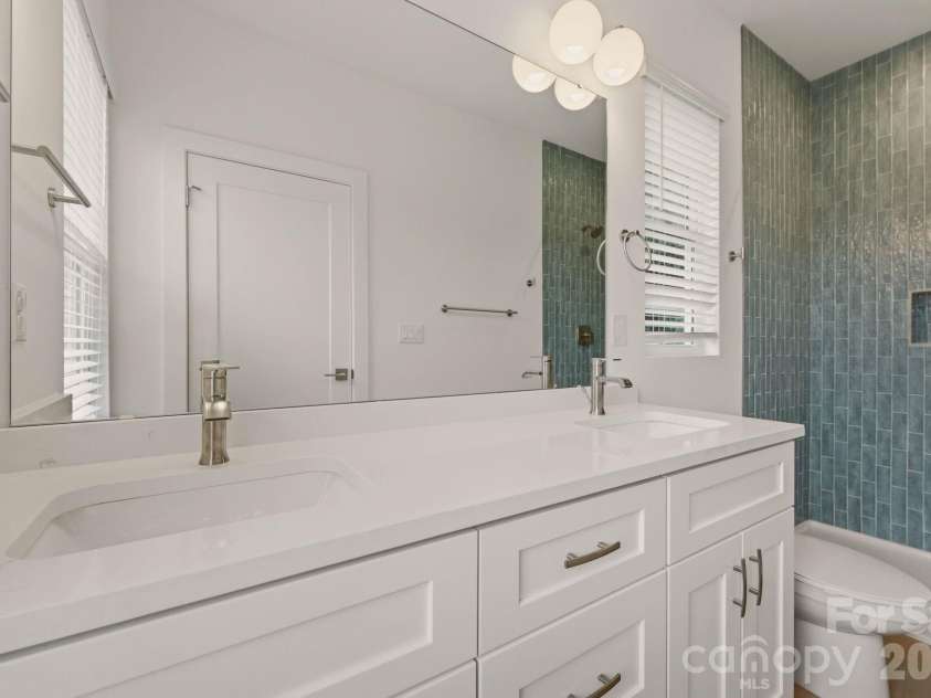 9222 Pinenoll Lane, Charlotte, NC 28215.  MLS# CAR4376758, YatesRealty ID 23596. Primary bath