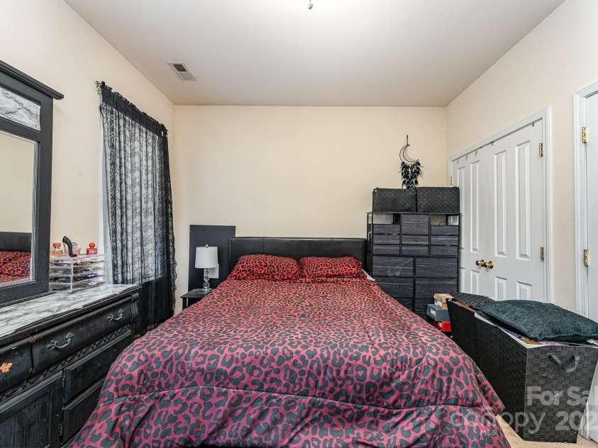 1825 Stroud Park Court, Charlotte, NC 28206.  MLS# CAR4267366, YatesRealty ID 23597. 