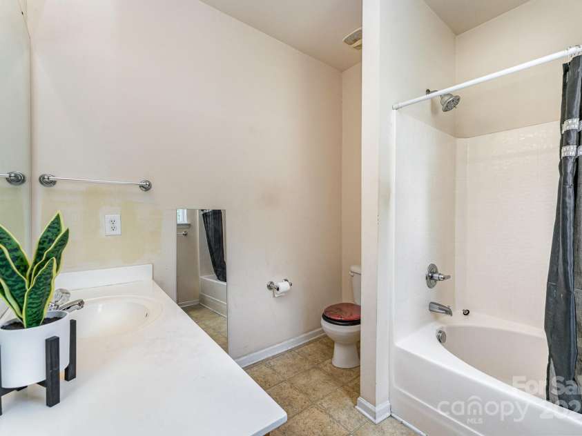 1825 Stroud Park Court, Charlotte, NC 28206.  MLS# CAR4267366, YatesRealty ID 23597. 