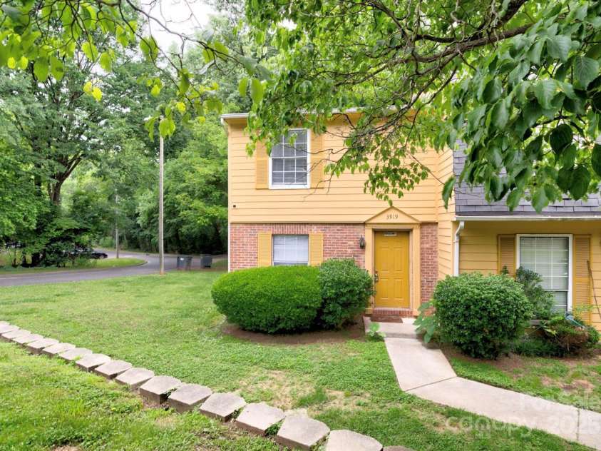 3919 Briarhill Drive, Charlotte, NC 28215.  MLS# CAR4274558, YatesRealty ID 23599. 