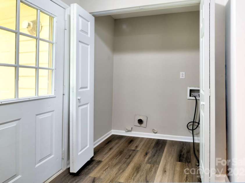 3919 Briarhill Drive, Charlotte, NC 28215.  MLS# CAR4274558, YatesRealty ID 23599. 