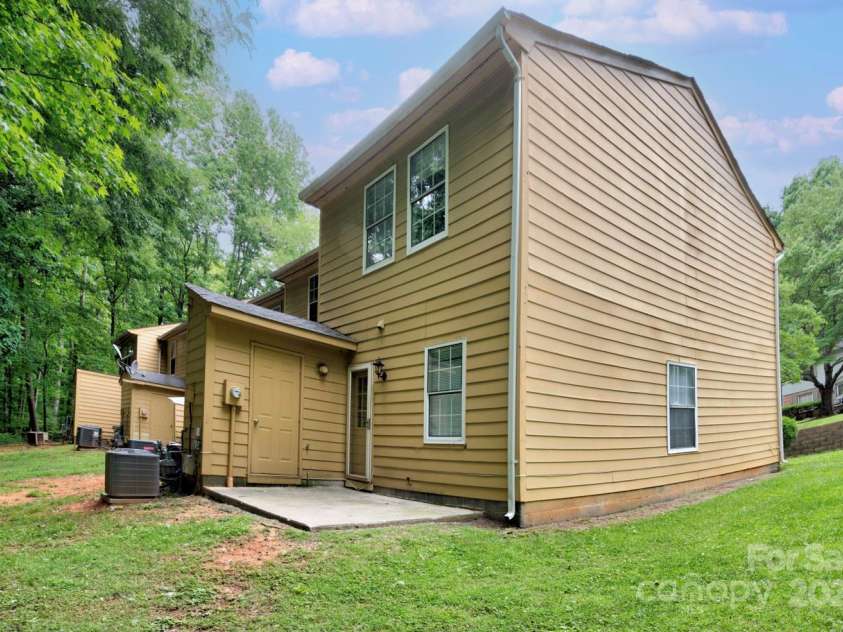 3919 Briarhill Drive, Charlotte, NC 28215.  MLS# CAR4274558, YatesRealty ID 23599. 