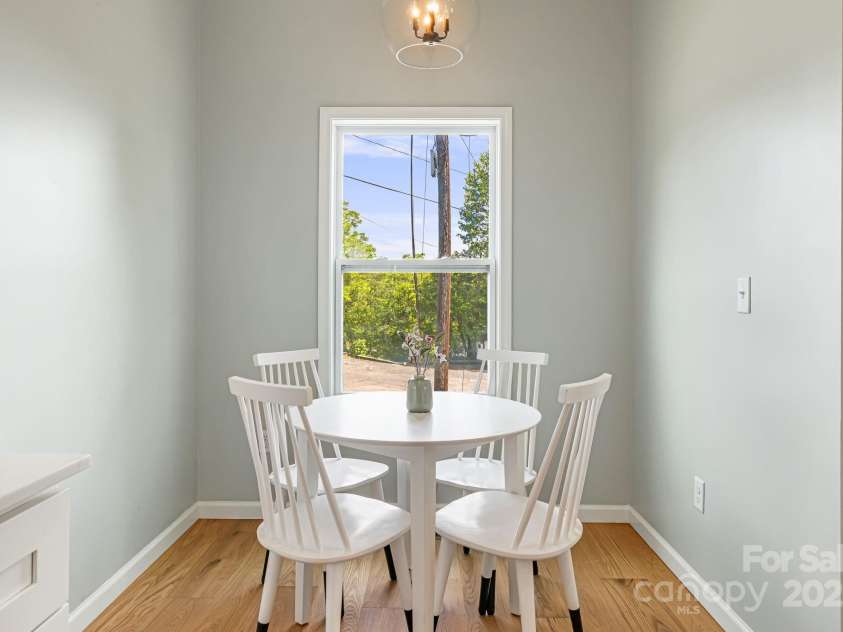 4 Chestnut Ridge Avenue, Asheville, NC 28804.  MLS# CAR4253263, YatesRealty ID 23601. 