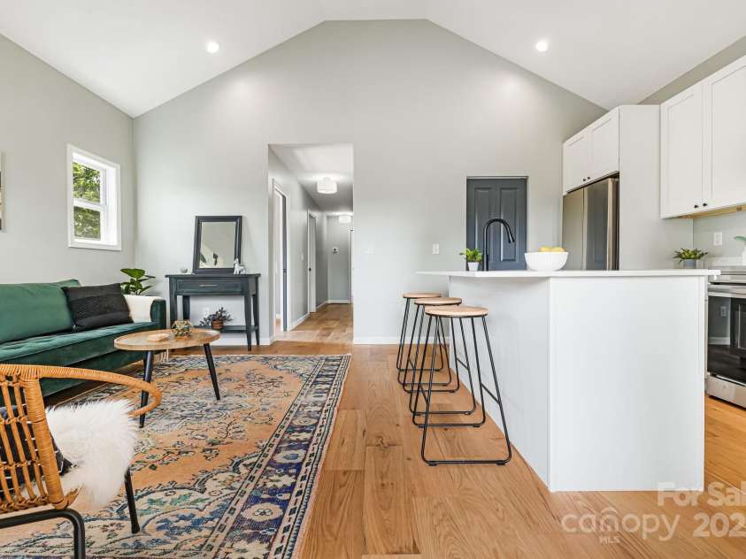 4 Chestnut Ridge Avenue, Asheville, NC 28804.  MLS# CAR4253263, YatesRealty ID 23601. 