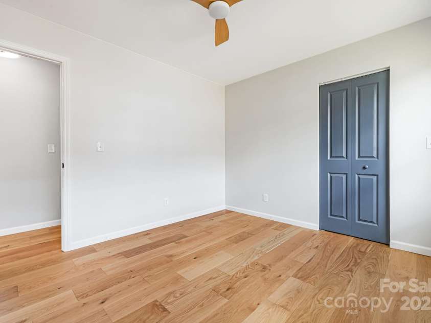 4 Chestnut Ridge Avenue, Asheville, NC 28804.  MLS# CAR4253263, YatesRealty ID 23601. 