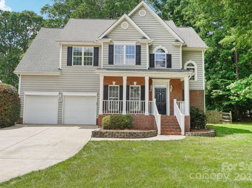 15108 Castlebridge Lane, Matthews, NC 28104.  MLS# CAR4256034, YatesRealty ID 23604. 