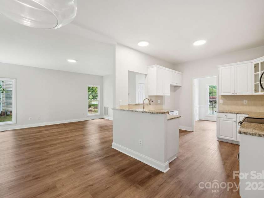 15108 Castlebridge Lane, Matthews, NC 28104.  MLS# CAR4256034, YatesRealty ID 23604. 