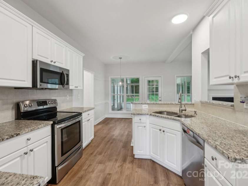 15108 Castlebridge Lane, Matthews, NC 28104.  MLS# CAR4256034, YatesRealty ID 23604. 