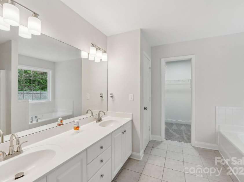 15108 Castlebridge Lane, Matthews, NC 28104.  MLS# CAR4256034, YatesRealty ID 23604. 