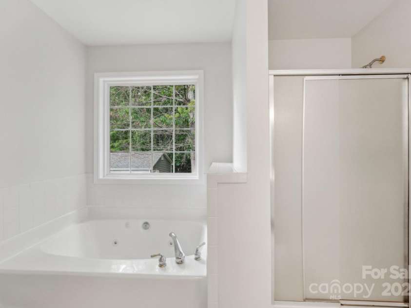 15108 Castlebridge Lane, Matthews, NC 28104.  MLS# CAR4256034, YatesRealty ID 23604. 