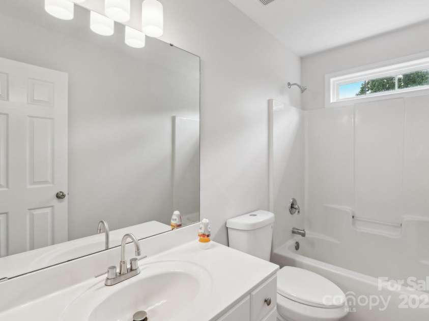 15108 Castlebridge Lane, Matthews, NC 28104.  MLS# CAR4256034, YatesRealty ID 23604. 