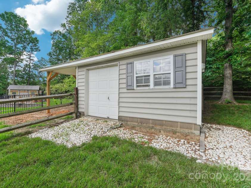 15108 Castlebridge Lane, Matthews, NC 28104.  MLS# CAR4256034, YatesRealty ID 23604. 