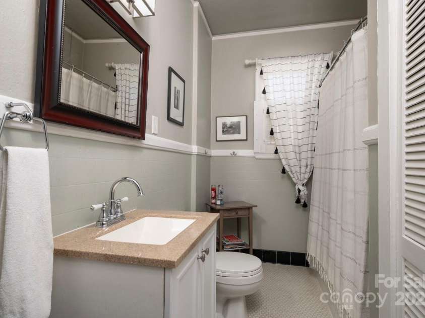 9 Colonial Place, Asheville, NC 28804.  MLS# CAR4275098, YatesRealty ID 23605. Hall Bathroom has Tub/Shower Combo
