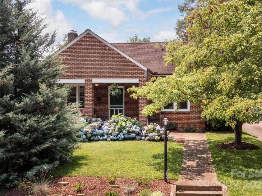 9 Colonial Place, Asheville, NC 28804.  MLS# CAR4275098, YatesRealty ID 23605. Welcome to 9 Colonial Place!