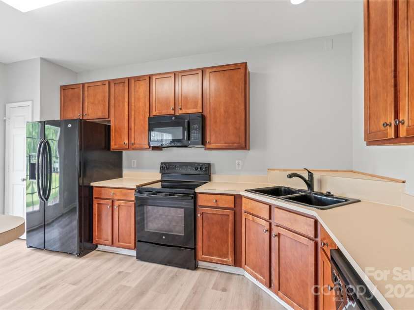 12452 Stratfield Place Circle, Pineville, NC 28134.  MLS# CAR4270059, YatesRealty ID 23606. 