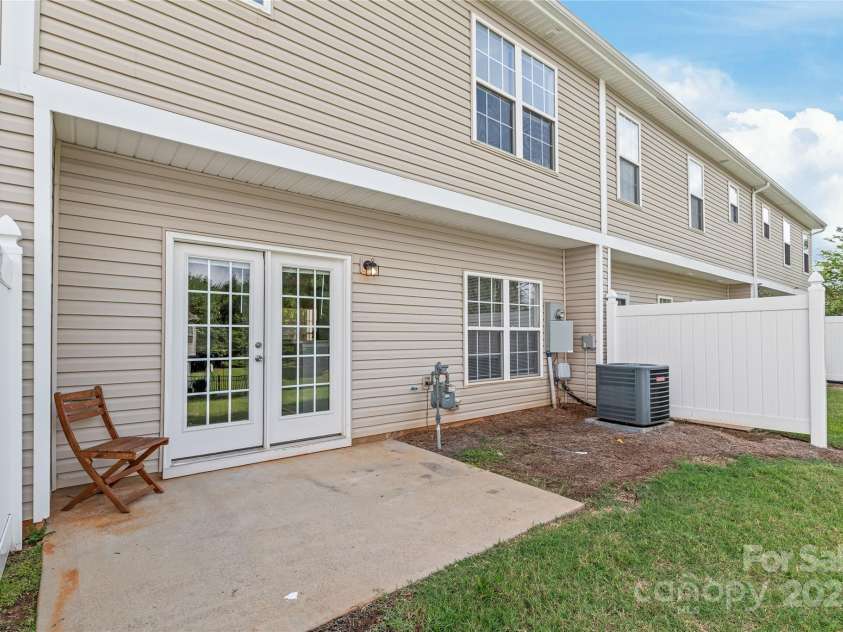 12452 Stratfield Place Circle, Pineville, NC 28134.  MLS# CAR4270059, YatesRealty ID 23606. 