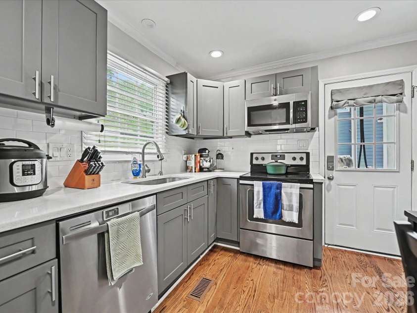 115 Gardner Avenue, Charlotte, NC 28216.  MLS# CAR4372796, YatesRealty ID 23607. 