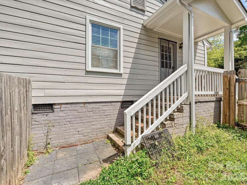 115 Gardner Avenue, Charlotte, NC 28216.  MLS# CAR4372796, YatesRealty ID 23607. 