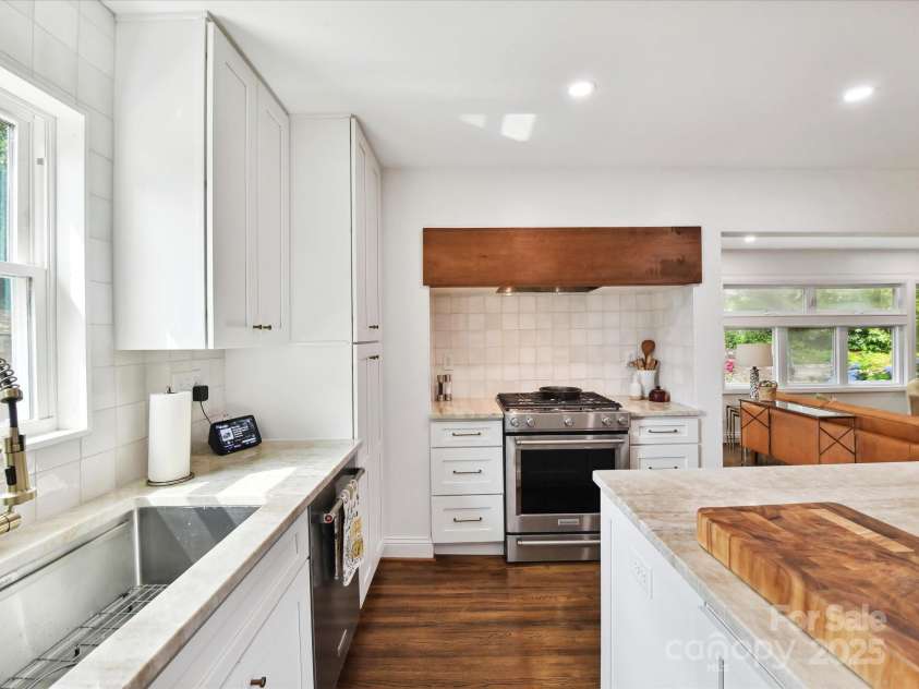 1638 Wensley Drive, Charlotte, NC 28210.  MLS# CAR4261275, YatesRealty ID 23609. 