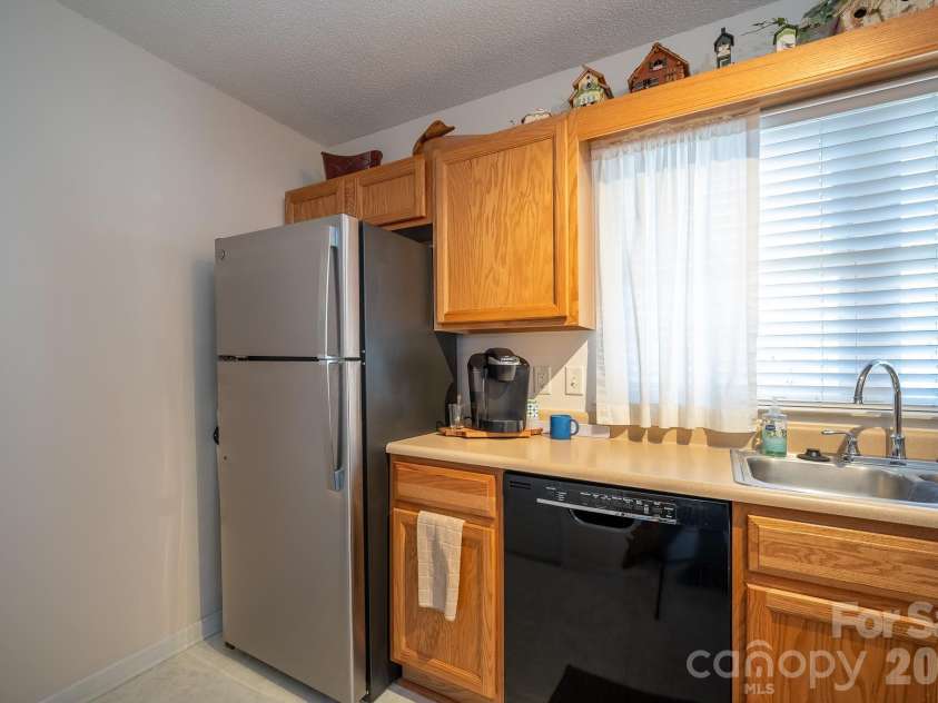 131 Ewarts Pond Road, Hendersonville, NC 28739.  MLS# CAR4337431, YatesRealty ID 2361. 