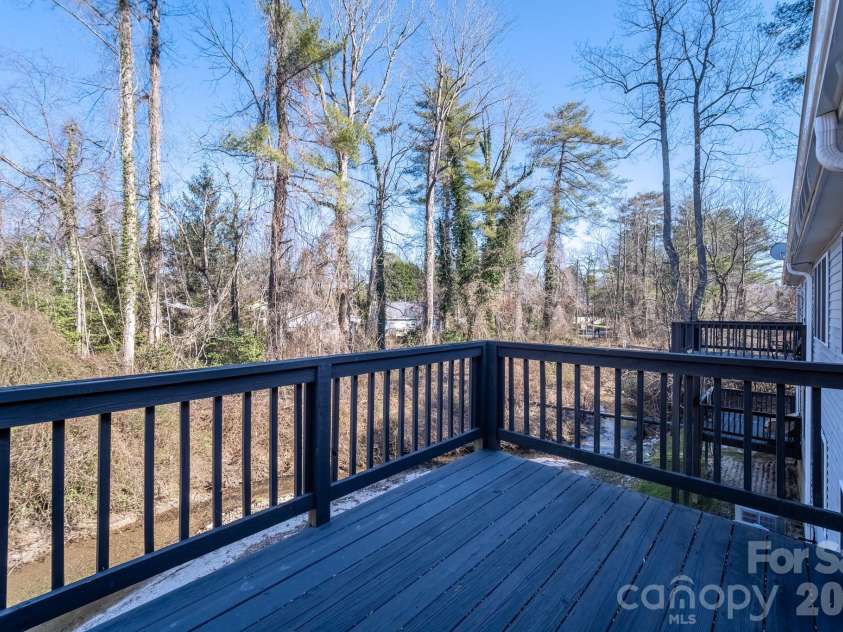 131 Ewarts Pond Road, Hendersonville, NC 28739.  MLS# CAR4337431, YatesRealty ID 2361. 