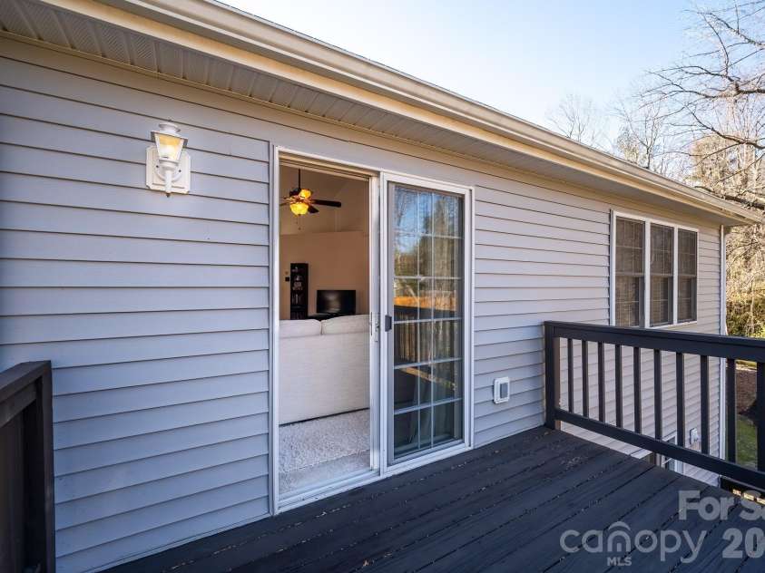 131 Ewarts Pond Road, Hendersonville, NC 28739.  MLS# CAR4337431, YatesRealty ID 2361. 