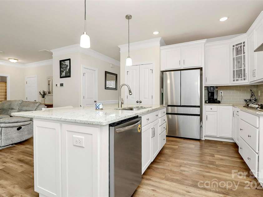 139 Suggs Mill Drive, Mooresville, NC 28115.  MLS# CAR4272116, YatesRealty ID 23610. Cook like a pro in this modern kitchen equipped with stainless steel appliances, including a gas cooktop and sleek exhaust hood. Designed for both function and style, this space is perfect for everything from everyd