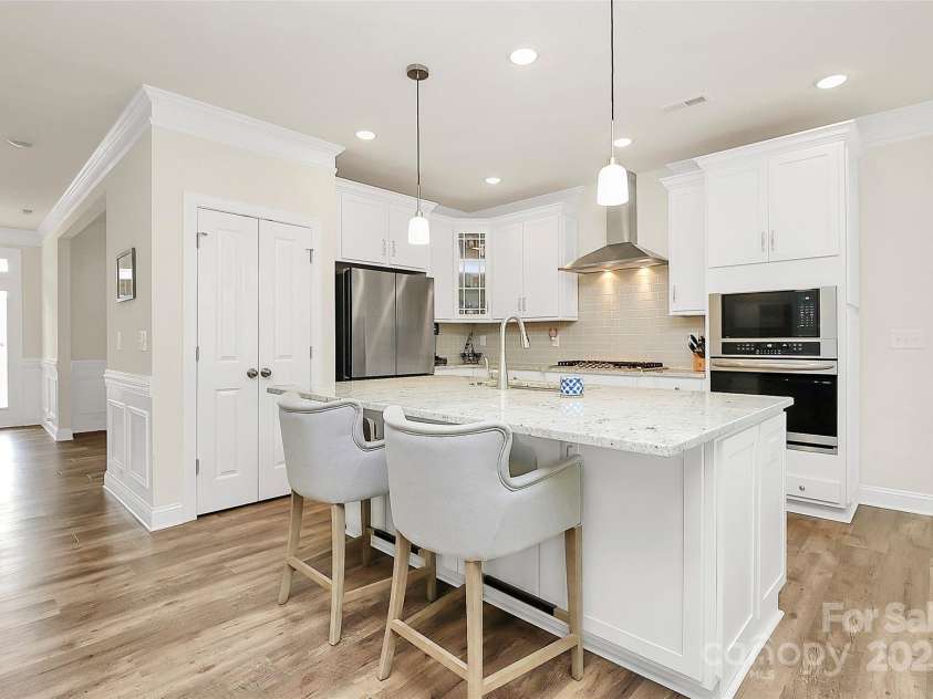 139 Suggs Mill Drive, Mooresville, NC 28115.  MLS# CAR4272116, YatesRealty ID 23610. Enjoy the convenience and style of a well-appointed kitchen featuring a built-in wall oven and microwave. This streamlined setup offers both functionality and modern appeal, making meal prep and entertaining a breez