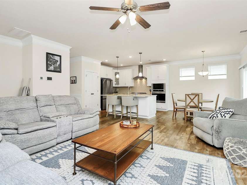 139 Suggs Mill Drive, Mooresville, NC 28115.  MLS# CAR4272116, YatesRealty ID 23610. This spacious family room seamlessly flows into the kitchen and dining area, creating an open-concept layout that’s perfect for gatherings and everyday living. Enjoy easy conversation and effortless entertaining in 