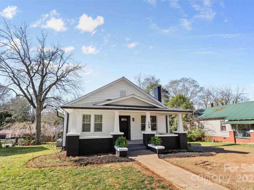 109 D Street, Newton, NC 28658.  MLS# CAR4238642, YatesRealty ID 23611. 