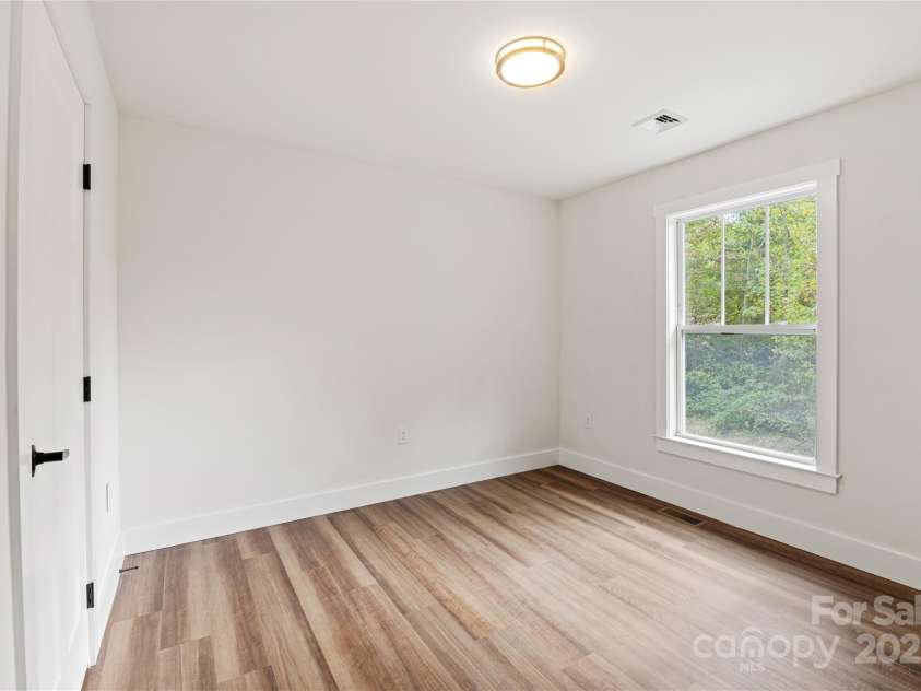 206 Cascade Ridge Road, Fairview, NC 28730.  MLS# CAR4263627, YatesRealty ID 23612. 