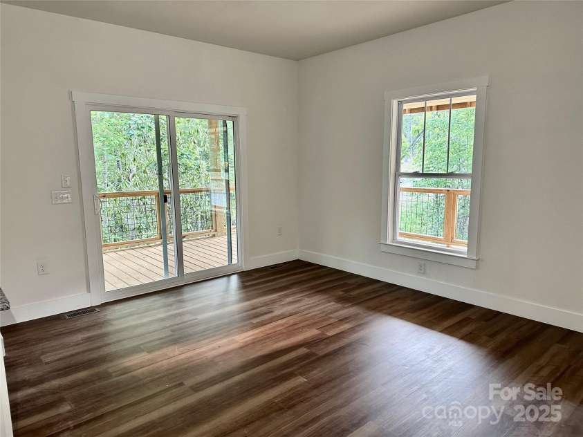 206 Cascade Ridge Road, Fairview, NC 28730.  MLS# CAR4263627, YatesRealty ID 23612. Dining Area