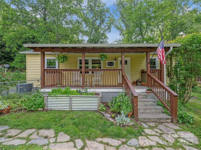 820 Azalea Avenue, Black Mountain, NC 28711.  MLS# CAR4265993, YatesRealty ID 23616. 