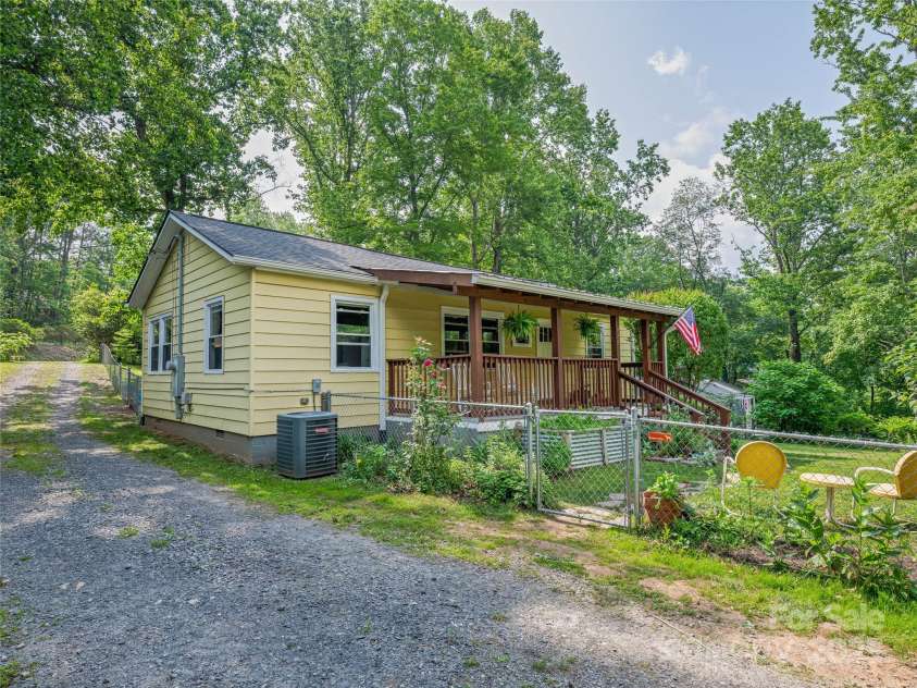 820 Azalea Avenue, Black Mountain, NC 28711.  MLS# CAR4265993, YatesRealty ID 23616. 